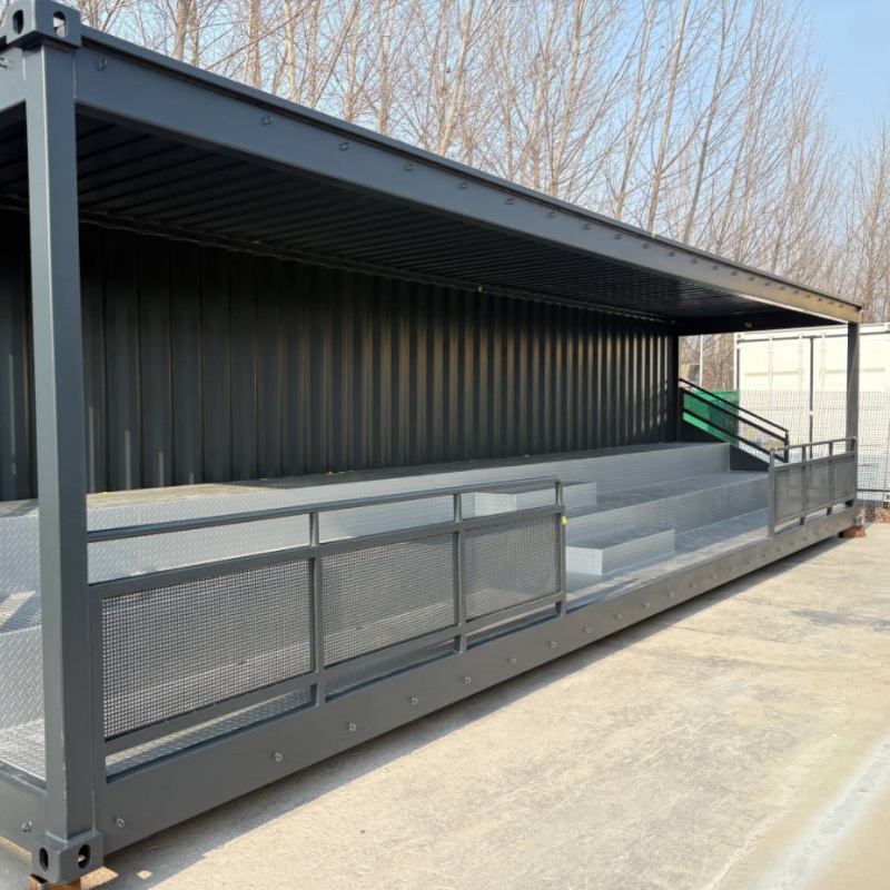 Eine fertige 20-Fuß-Schwarz-Container-Tribüneneinheit mit einer mehrstufigen feuerverzinkten Stahlsitzstruktur und integrierten Sicherheitsnetzgeländern, einsatzbereit für den Außenstadiongebrauch.