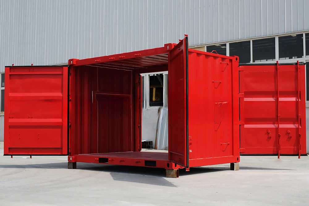 10x8-Schiffscontainer mit doppelter Frachttür in Nahaufnahme, die verstärkte Scharniere, hochbelastbare Verriegelungsstangen und Wetterdichtungen für maximalen Frachtschutz in einem 10ft x 8ft-Industriecontainer hervorhebt