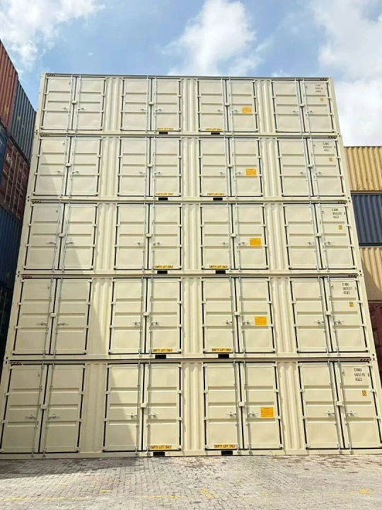 Das Lager für Seitenöffnungscontainer ist mit verschiedenen Modellen von Seitenöffnungscontainern gefüllt.