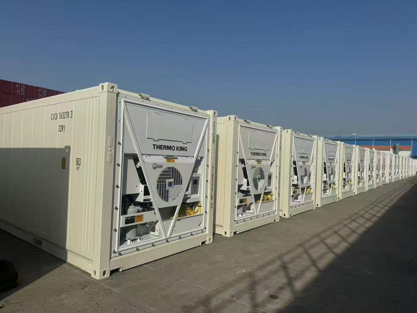 Sichern Sie die Unversehrtheit Ihrer temperaturempfindlichen Fracht mit unseren hochmodernen Thermo King-Kühlcontainern. Diese Kühlcontainer sind auf maximale Zuverlässigkeit ausgelegt und bieten eine präzise Klimakontrolle für verderbliche Waren, Arzneimittel und hochwertige Chemikalien. Unsere Container sind mit der neuesten Kühltechnologie und integrierter Telematik für die Fernüberwachung in Echtzeit ausgestattet, um optimale Bedingungen in der gesamten Kühlkette zu gewährleisten.