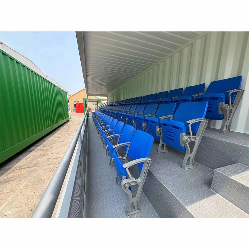 Containertribüne mit mehrreihigen, erhöhten Sitzplätzen, Sicherheitsgeländer und robustem Stahlrahmen, ideal für Betreiber von Veranstaltungsorten