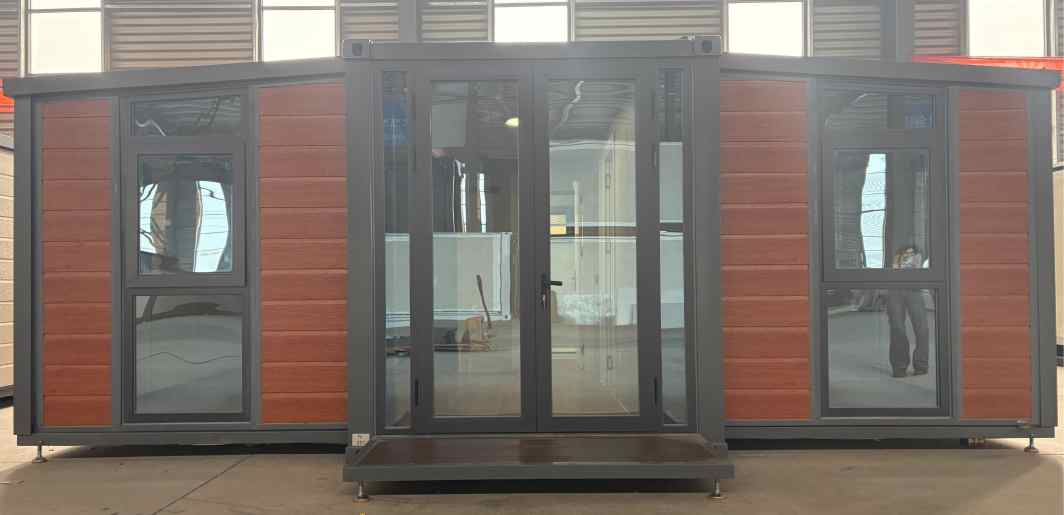 Contemporary expandable container house with one-side full-height window, China expandable prefab house supplier offering OEM / ODM and custom manufacturing
