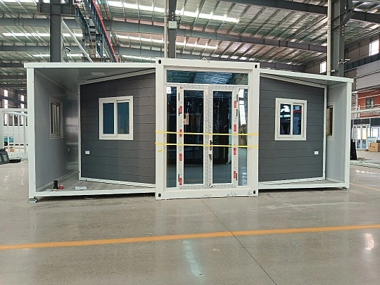 Ausstellung erweiterbarer Containerhäuser