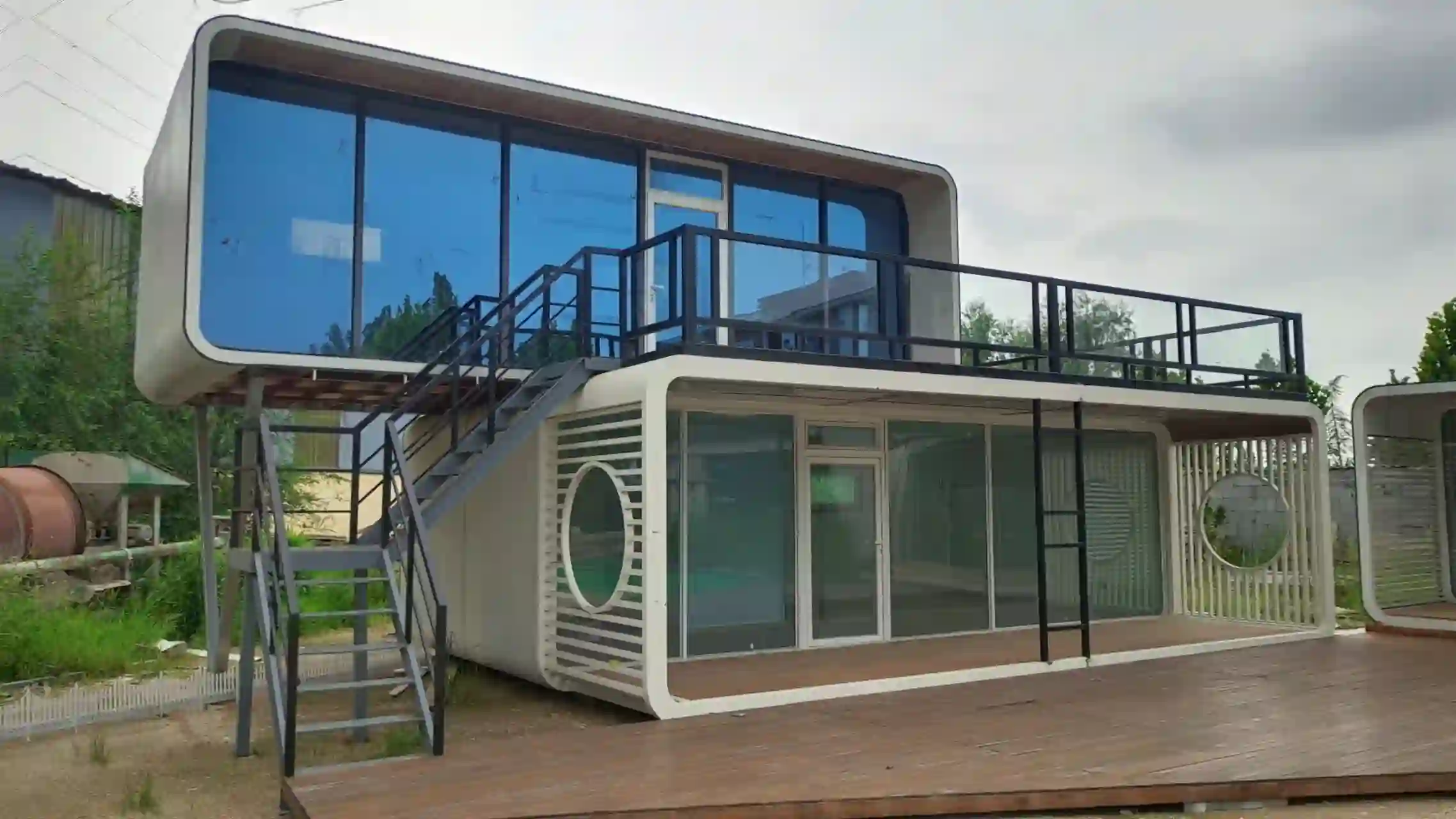 Multiple Apple Cabins lined up for export, showcasing different color configurations and the high-capacity production capability of our modular housing factory.