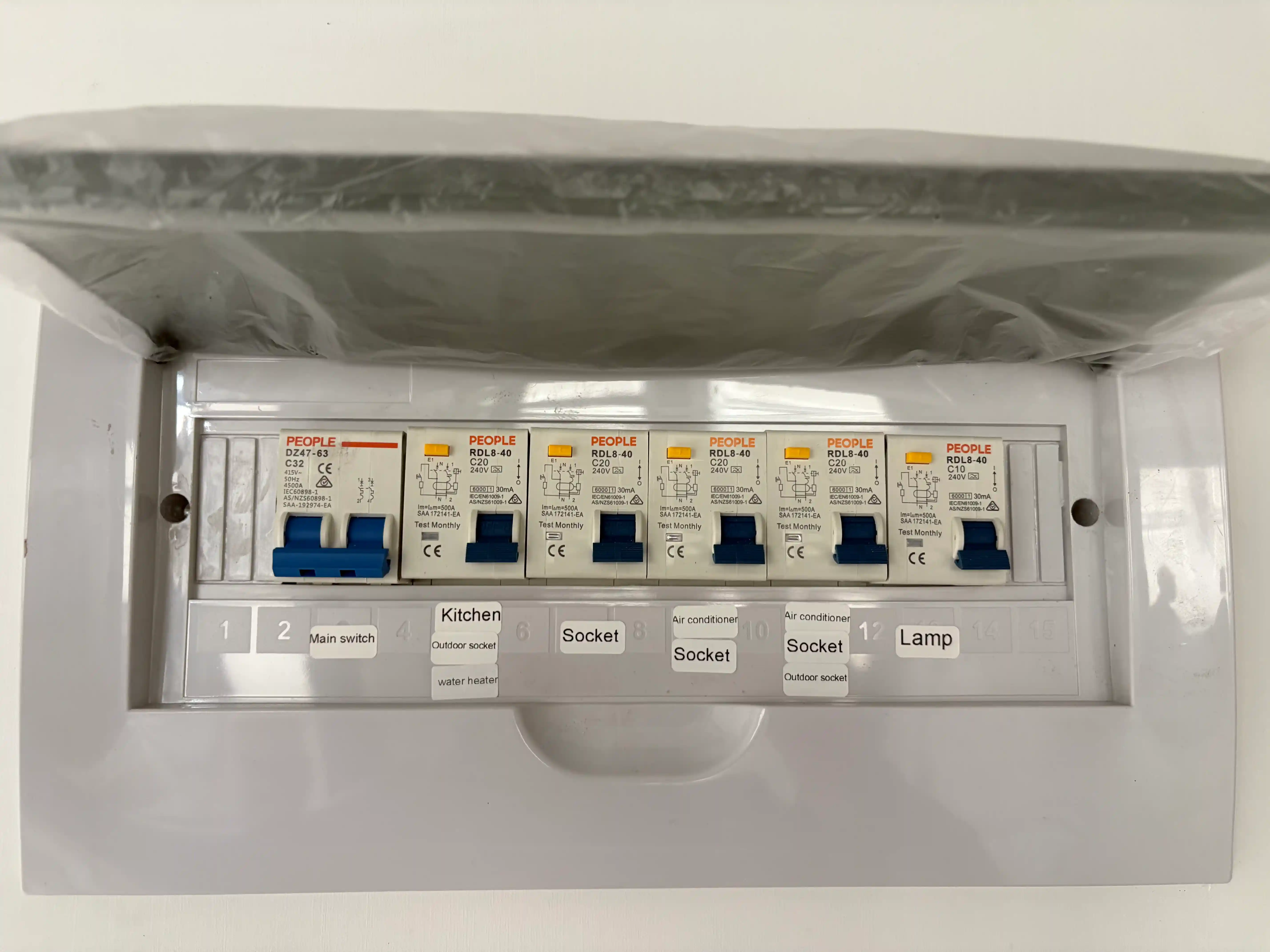 Jedes Containerhaus ist mit einem Schutzschalter ausgestattet. Dies stellt sicher, dass die elektrischen Schaltkreise in jedem Raum ordnungsgemäß funktionieren.