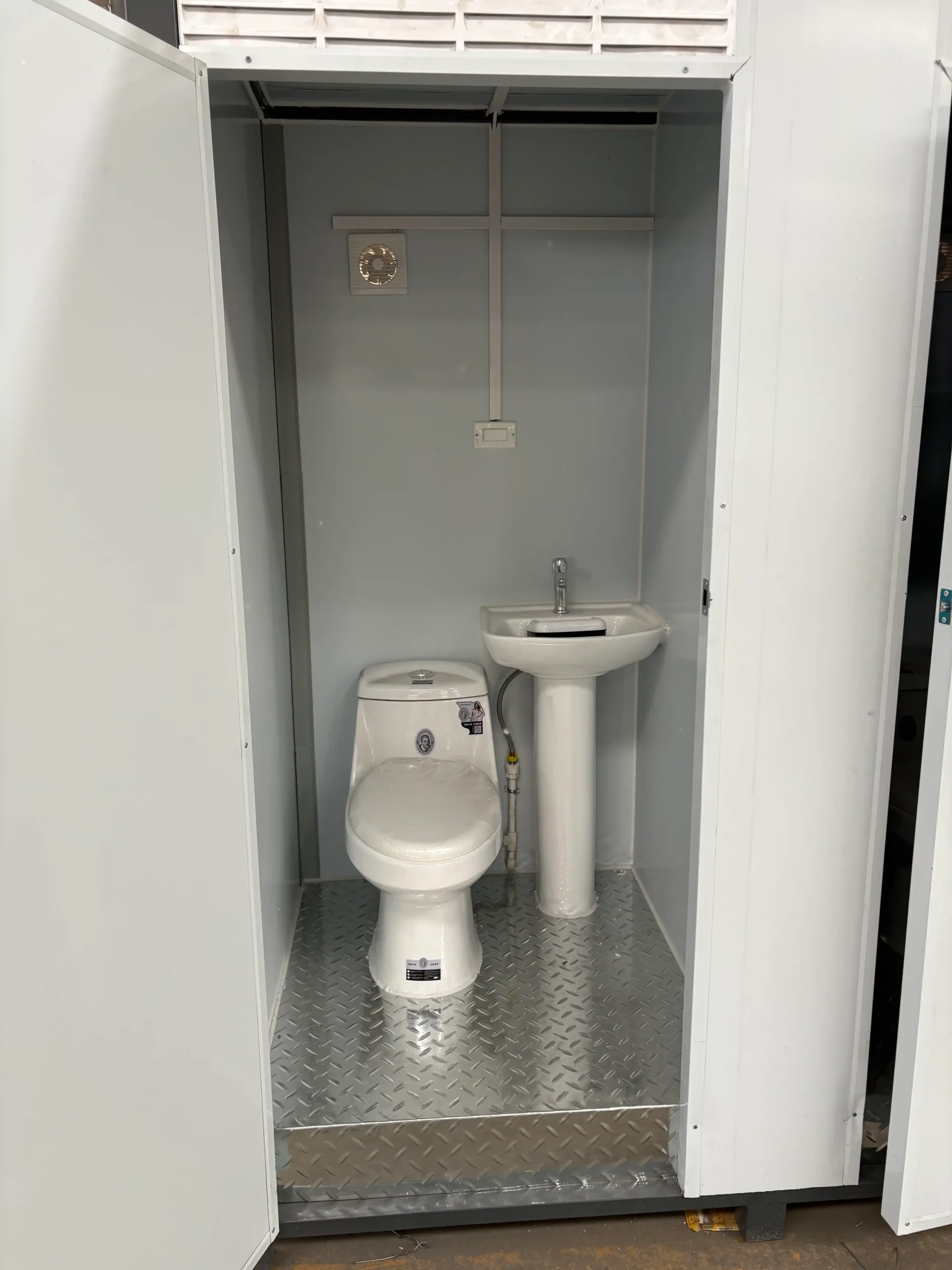Il y a une toilette et un lavabo, ainsi qu'un système de drainage complet.